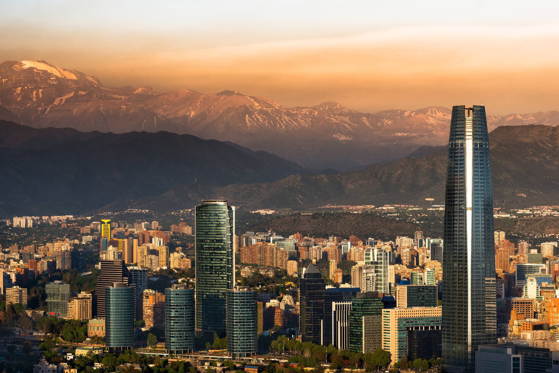 Vista de Santiago de Chile con la cordillera de los Andes